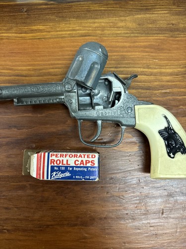 Vintage cap gun with - cap, on
